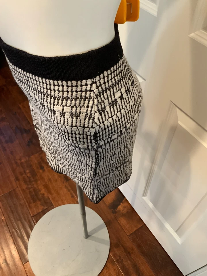 Mini-saia de malha Helmut Lang branca e preta, tamanho pequeno - Imagem 3 de 4
