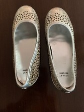 Stuart Weitzman Girls Sally Ora Silver Party Flats Preowned w/box -Size 1 / EUR
