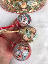 3 VINTAGE RED & GOLD PICTURE SCENE VICTORIAN SHATTERPROOF CHRISTMAS BAUBLES