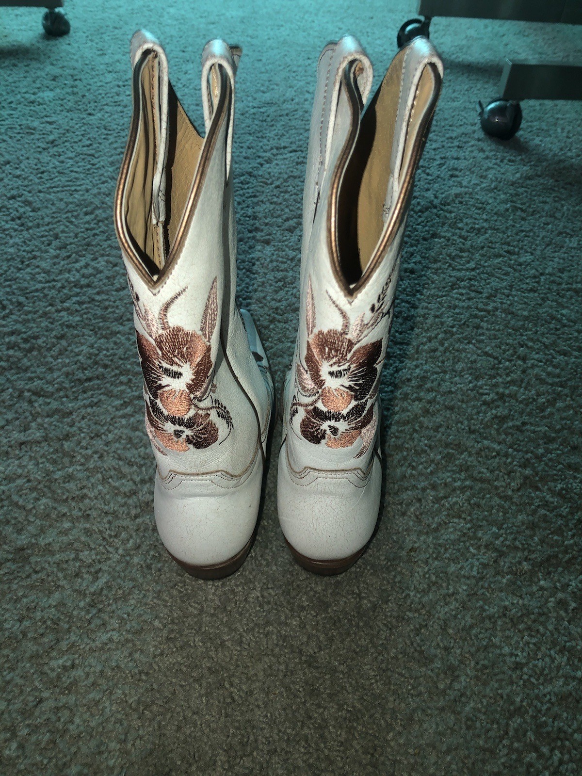 Shyanne Sloane Beautiful Floral Embroidered Western Boot Ivory Womens Size 9.5 M