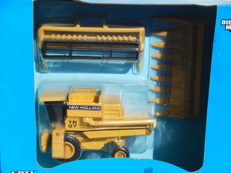 ERTL Farm Country New Holland Combine 1995 Die Cast #815 - Image 4 of 4
