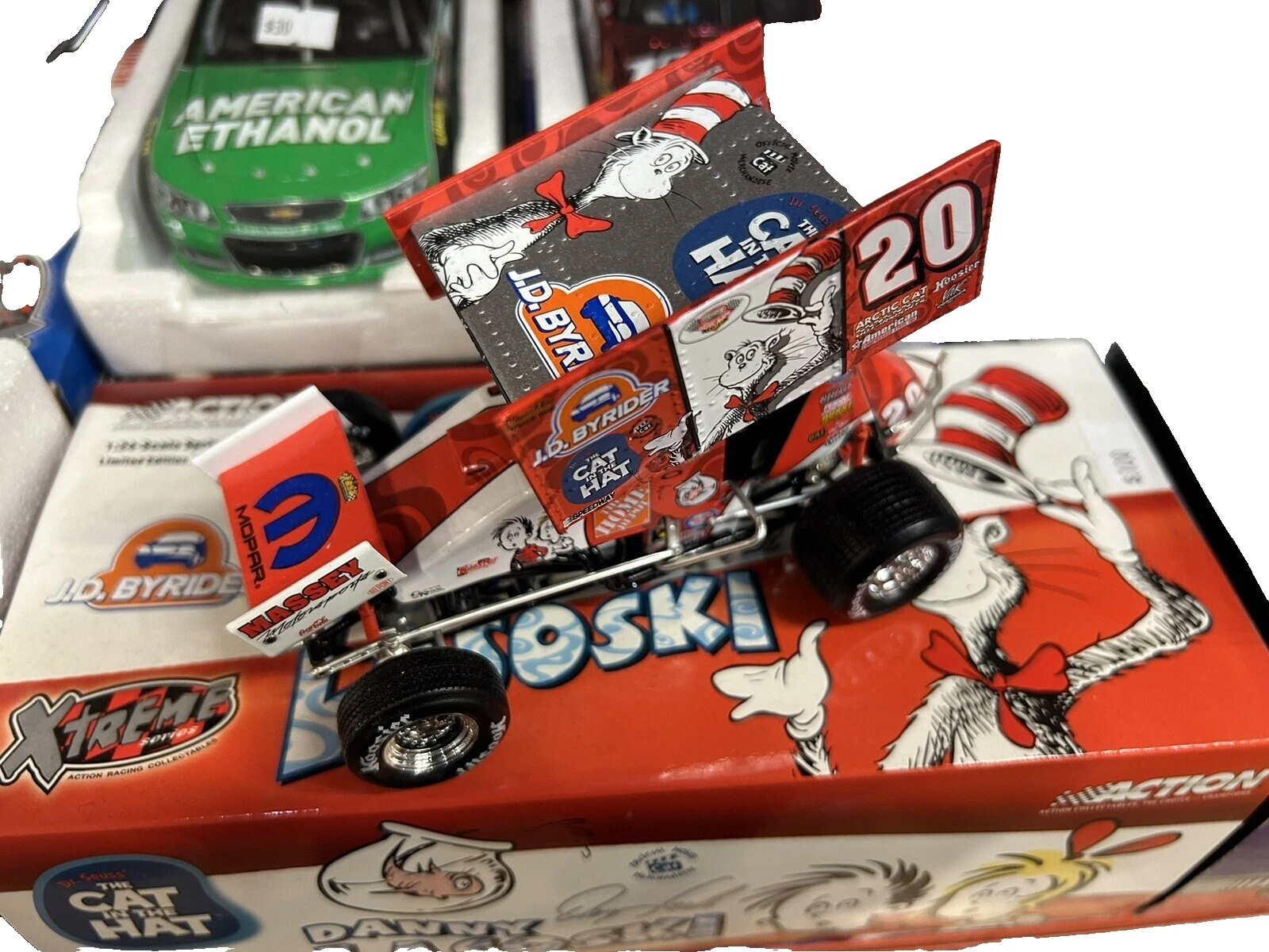 Gato Action 1:24 vehículos diecast y de juguete