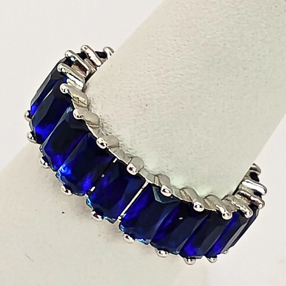 Banda feminina banhada a prata criada em laboratório safira azul Eternity tamanho 6 baguete - Imagem 3 de 4