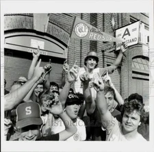 1986 Press Photo Red Sox fans waiting to be let in the Yankees game - lry23797