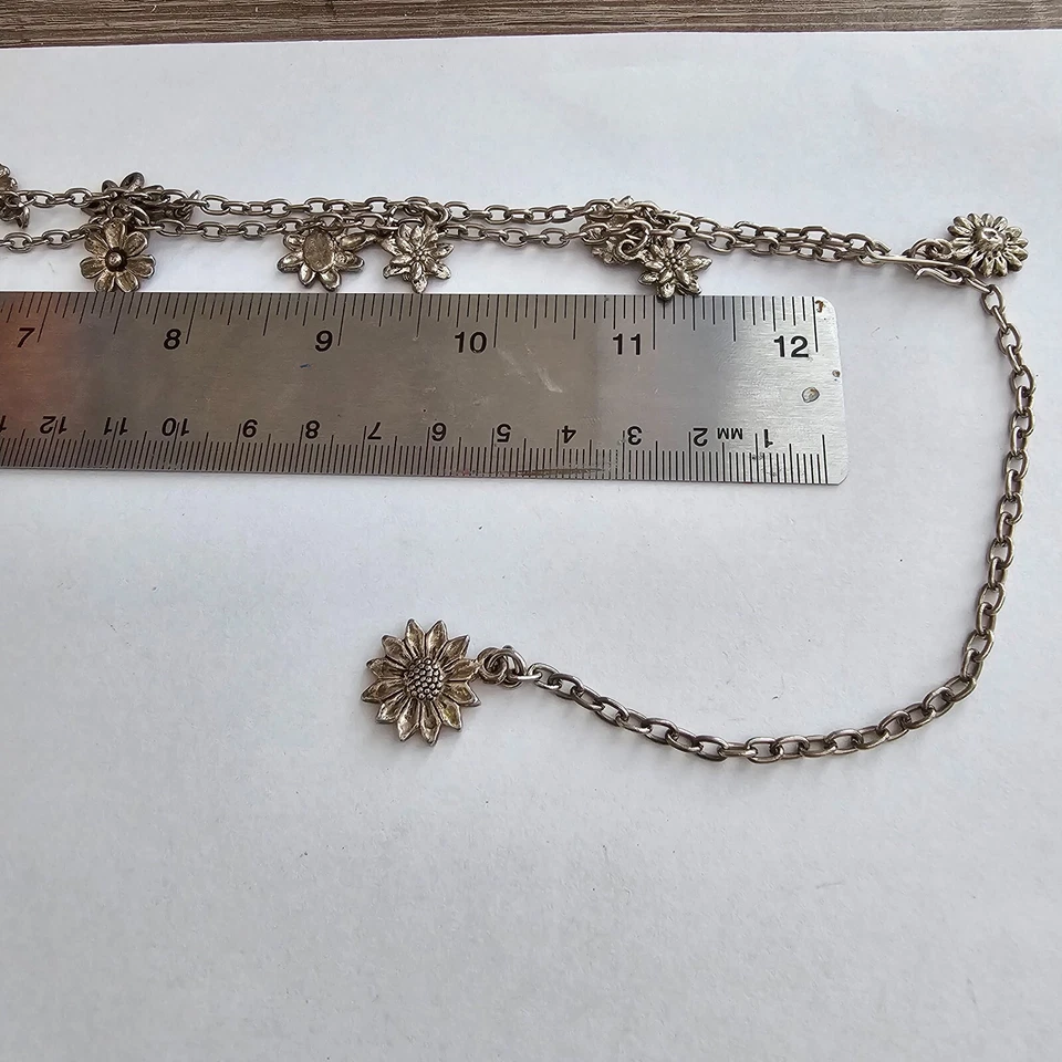 Collar de cadena vintage con dije de flores en tono plateado esta cadena vintage en tono plateado Foto 3 de 3