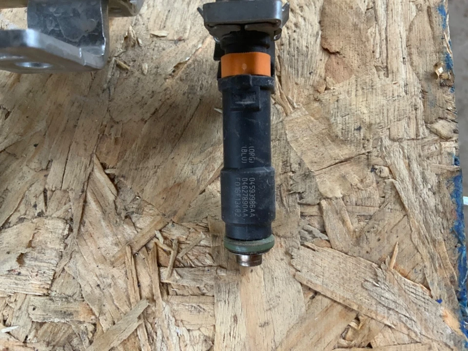 Dodge Dart 2013-2016 2,4 L conjunto de riel inyector de combustible OEM 04627120AC Foto 3 de 3