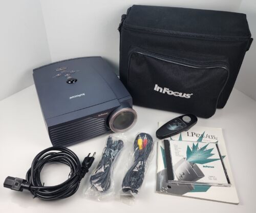 InFocus DLP Projector Digital Multimedia LP425Z w/ Case Remote & Cables - Afbeelding 1 van 18