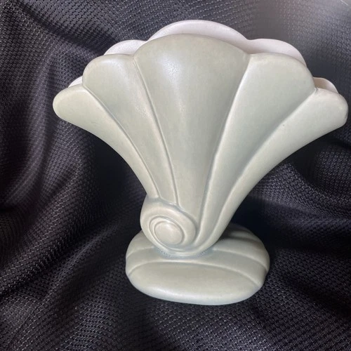 VTG 1960's Red Wing Pottery Light Green shell Vase #899 Made in the USA