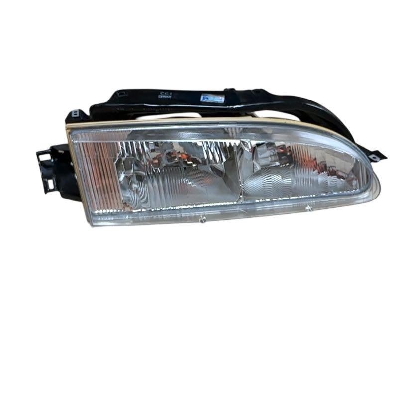 Phare droit HYUNDAI SLC H675I12 pour remplacer une optique cassée au contrôle