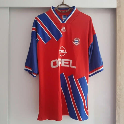 Fußball-Trikots vom FC Bayern München