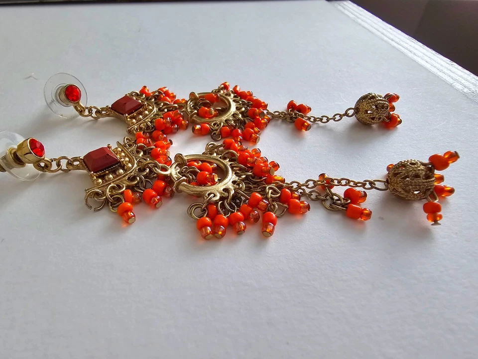 Pendientes colgantes de cuentas naranja de inspiración bohemia con detalles de filigrana dorada Foto 4 de 4