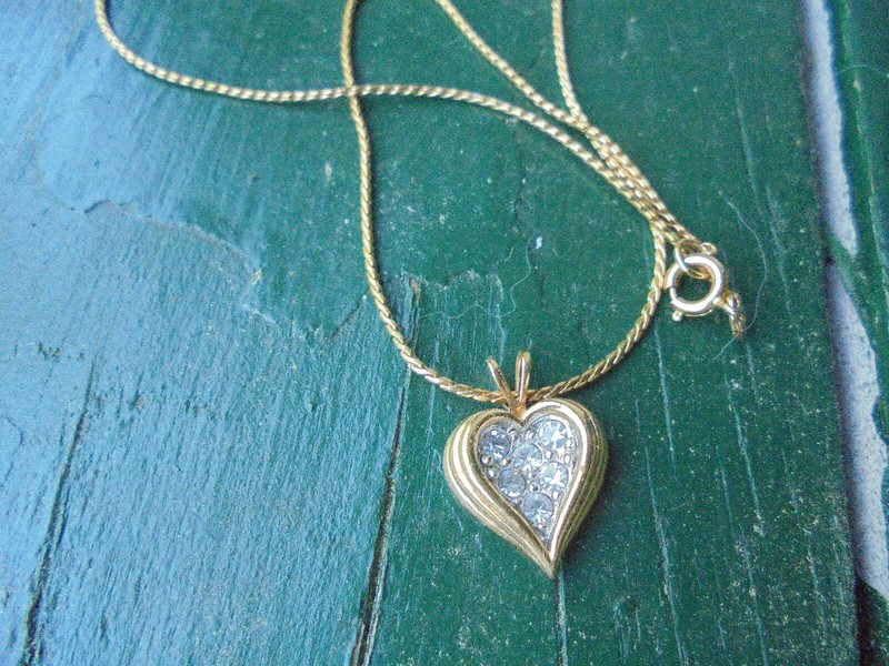AVON HEART NECKLACE 8+1/2" LONG NICE COLLECTIBLE