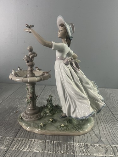 Lladro Porzellan Figur, Frühlingsfreude junge Frau im Garten mit Vögeln ohne Karton