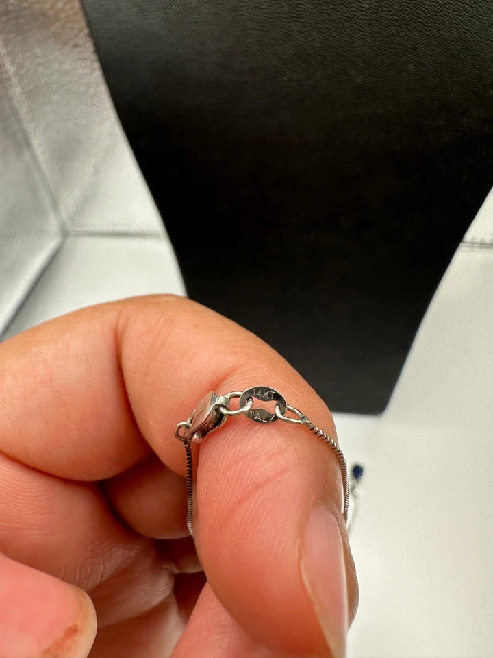 Collar de oro blanco de 14kt con un pequeño diamante junto a un zafiro de buen tamaño Foto 4 de 4