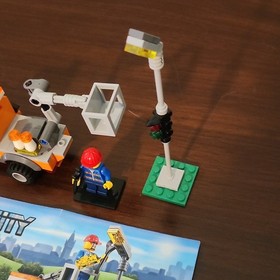 LEGO City Light Repair Truck 60054 Complete Set Vehicle Minifigure w/ manual