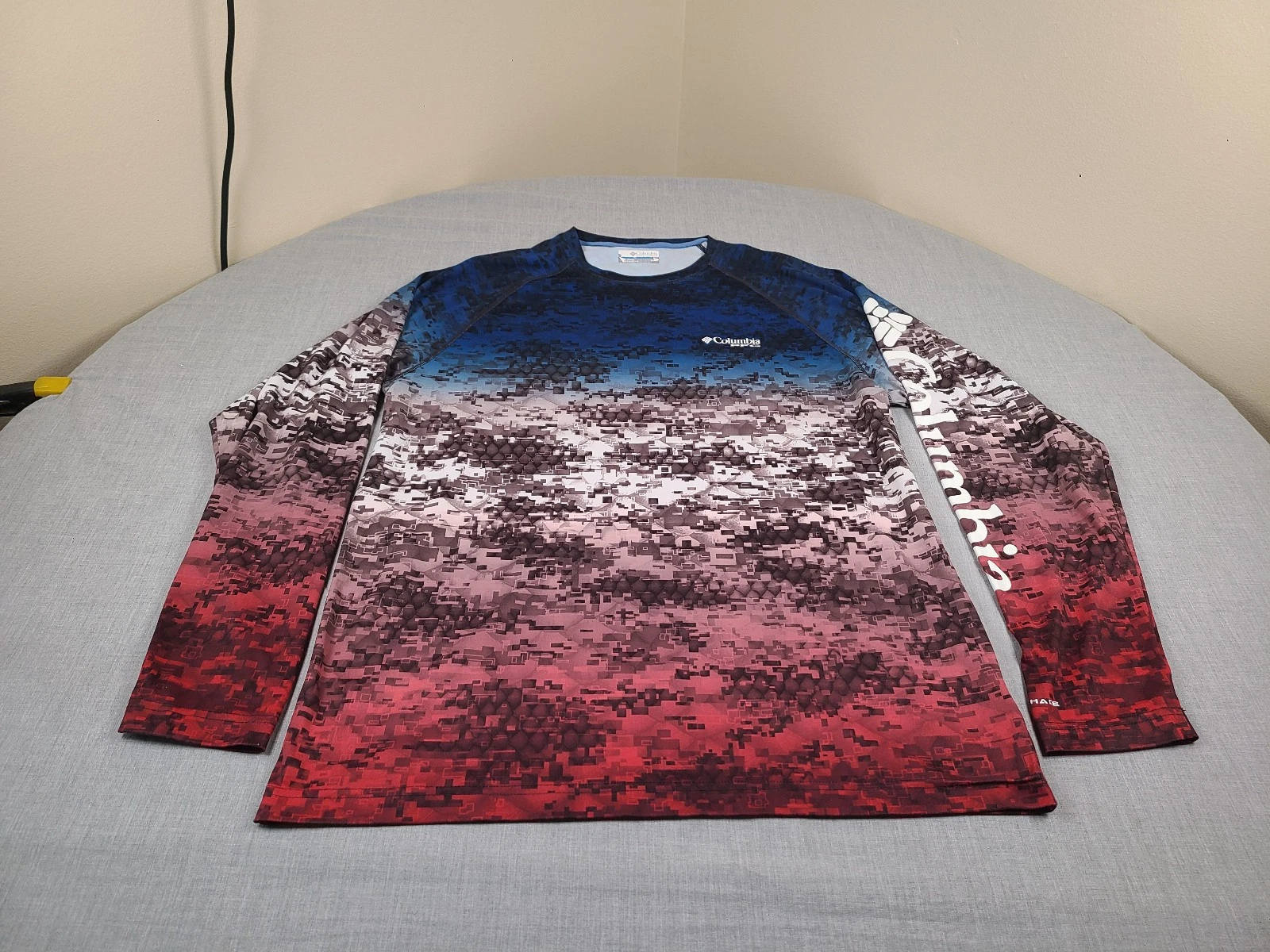 Columbia PFG Shirt Mens Medium Red White Blue Digital Camo Fishing Patriotic USA