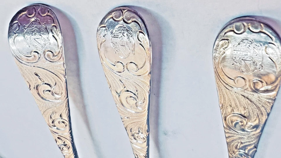 JUEGO DE 8 CUCHARAS GEORGIANAS INGLESAS ESTERLINAS 6 1/2" INDIVIDUALES REPOUSSE BERRY ESCASAS Foto 3 de 4