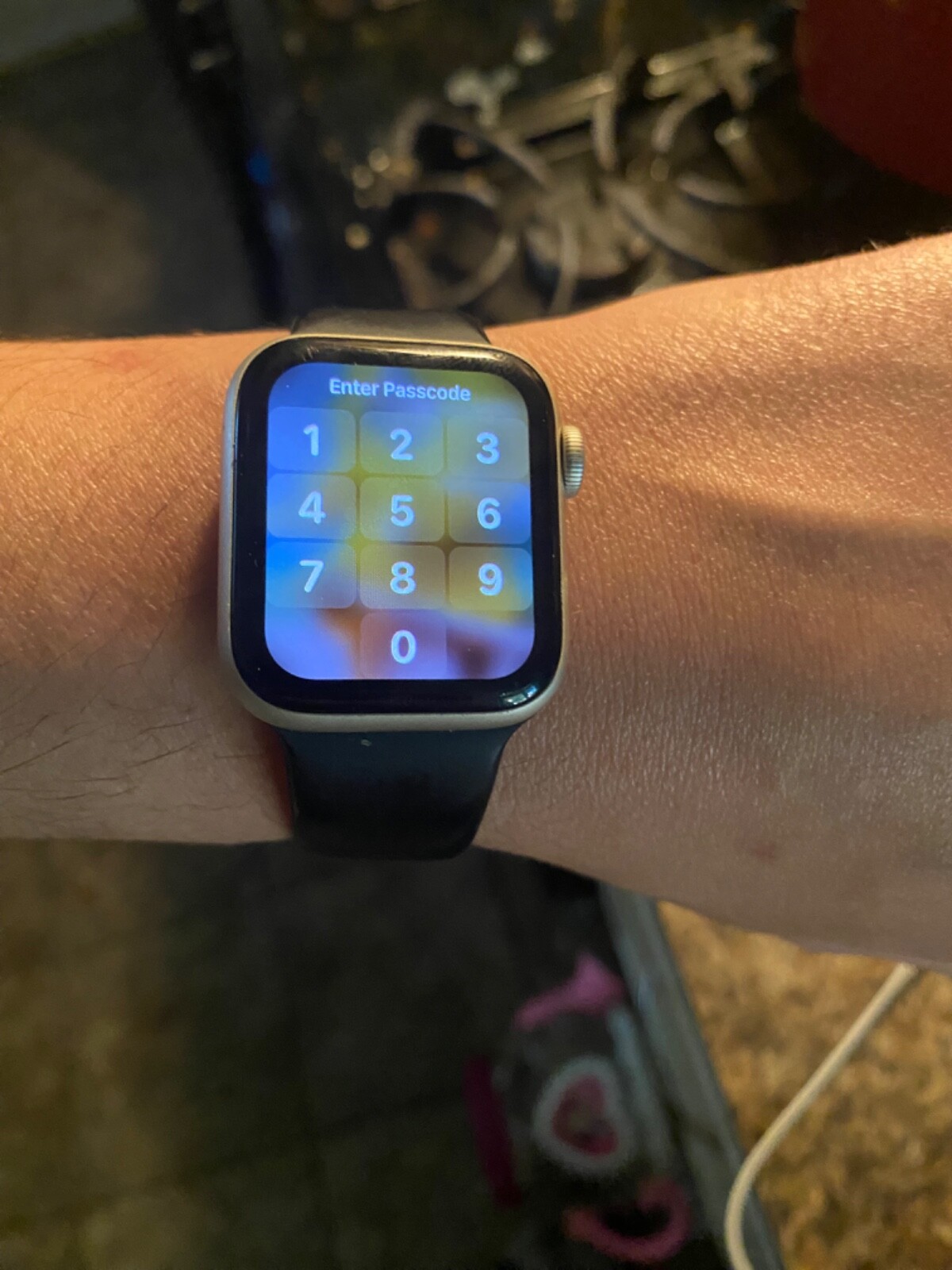Apple Watch SE 40mm Space Gray Aluminum Case Black Sport Band Regular Model-image