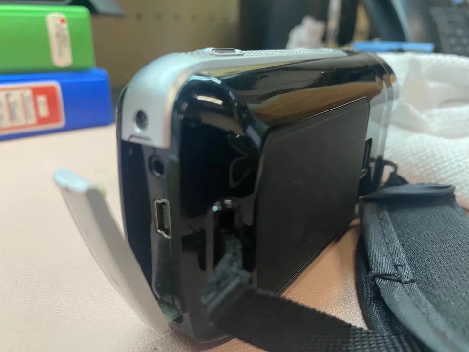 Bell Howell DV200HD Camcorder - Powers On, For Parts/Repair, No SD/Charger - Image 3 of 3