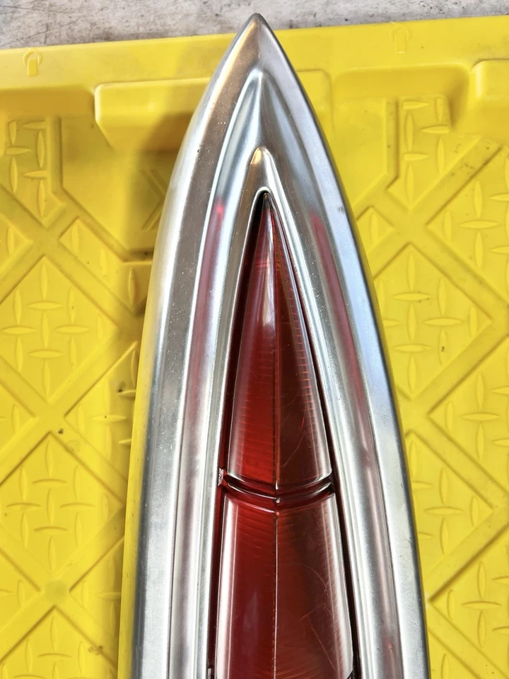 Chevy Impala 1959/Belair/Biscayne luz trasera OEM lente moldura pasajero derecho Foto 4 de 4