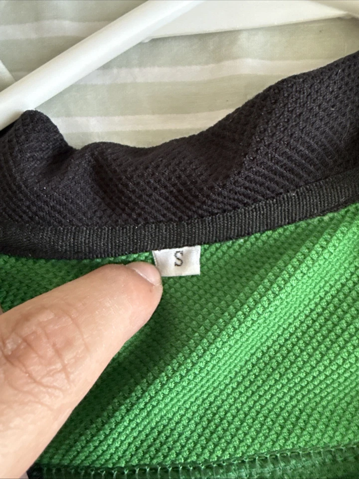 Men’s University Of North Dakota Fighting Sioux Toews #9 Jersey Sz S - Green - Image 3 of 4