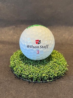 Wilson Staff Golfball auf Rasen  Dekoration Handschmeichler Geschenk