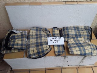 PEUGEOT 205 . HOUSSES D'ORIGINE AVEC APPUIS TÈTES X2 (pour l'avant). TBE.
