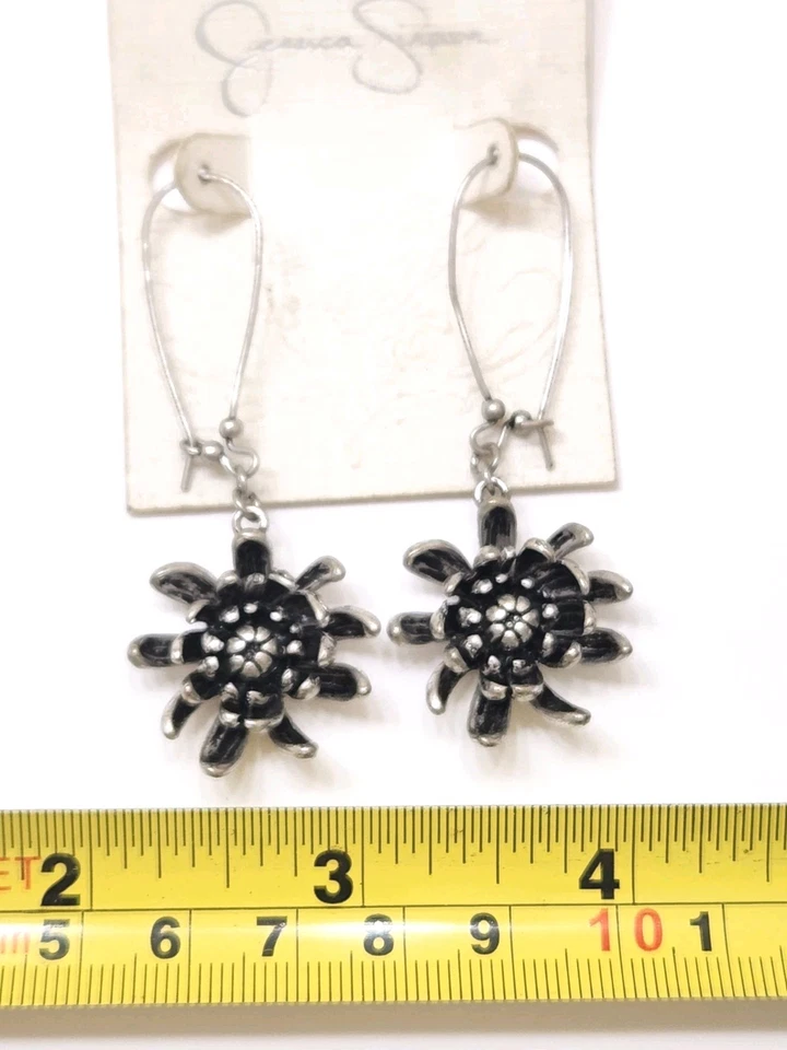 Nuevos pendientes colgantes firmados por Jessica Simpson con flores florales de plata  Foto 3 de 4