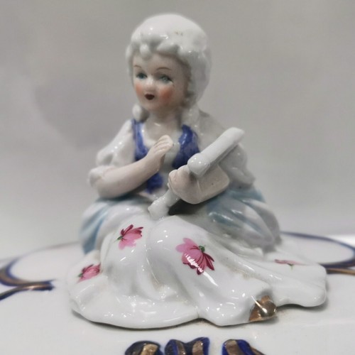 Vintage Capodimonte Porcelain Handpainted Trinket Box with Figurine on the Top - Picture 3 of 12