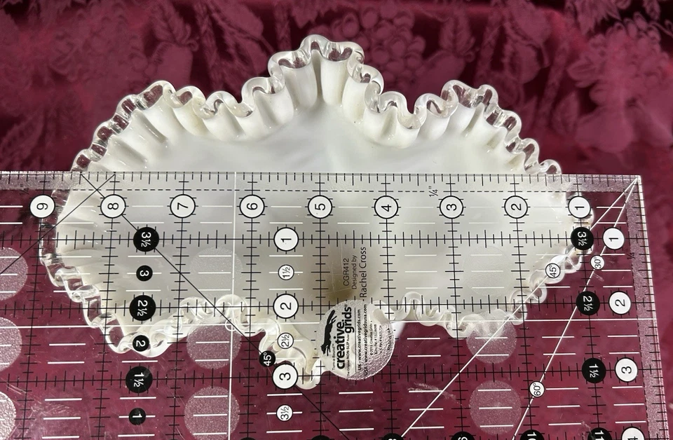 Jarrón ventilador de vidrio esmerilado Fenton Silvercrest de colección con volantes 13" de alto x 10" de ancho Foto 4 de 4