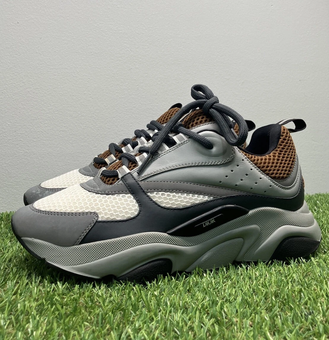 Taille 41 (8 US)   Baskets Dior B22 cuir et maille ' marron, gris, neutre '