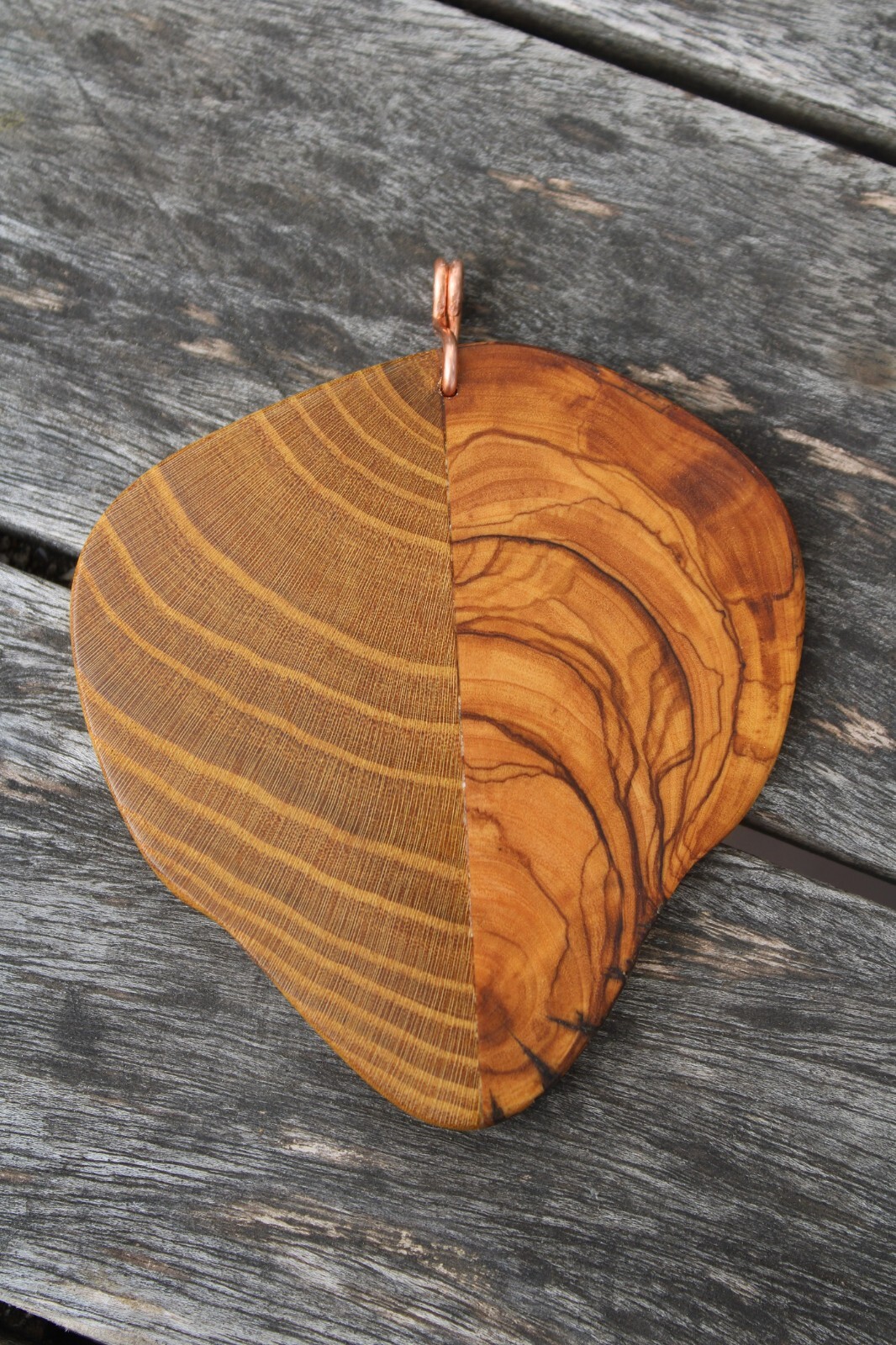Pendentif MEZCLA en bois pour éclairer chaleureusement la salle à manger