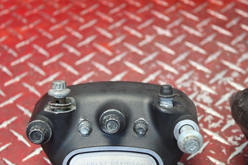 2007 HARLEY ELECTRA GLIDE FRONT BRAKE CALIPERS PADS & BOLTS FOR PARTS EG126 - Picture 10 of 13