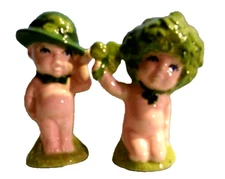 + SEASONAL K*115 -42.2505/6. Ceramic SHAMROCK KIDS SHAKERS