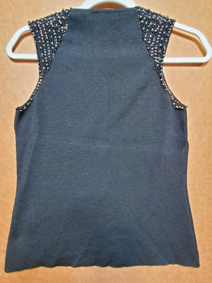 Suéter pulôver Nine West sem mangas grande preto gola quadrada frisado crochê - Imagem 4 de 4