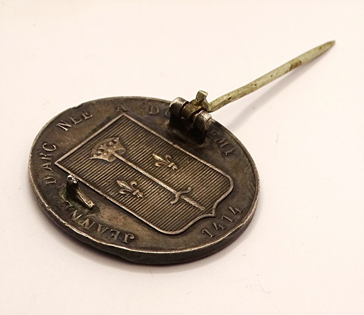 Broche En Argent Massif Jeanne D'Arc - Née à Domremy 1414 - Occasion - Bijou Historique