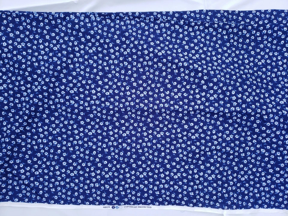 Mini tela floral azul MBT Designs con 44 × L 175" peso medio a ligero cobalto Foto 4 de 4