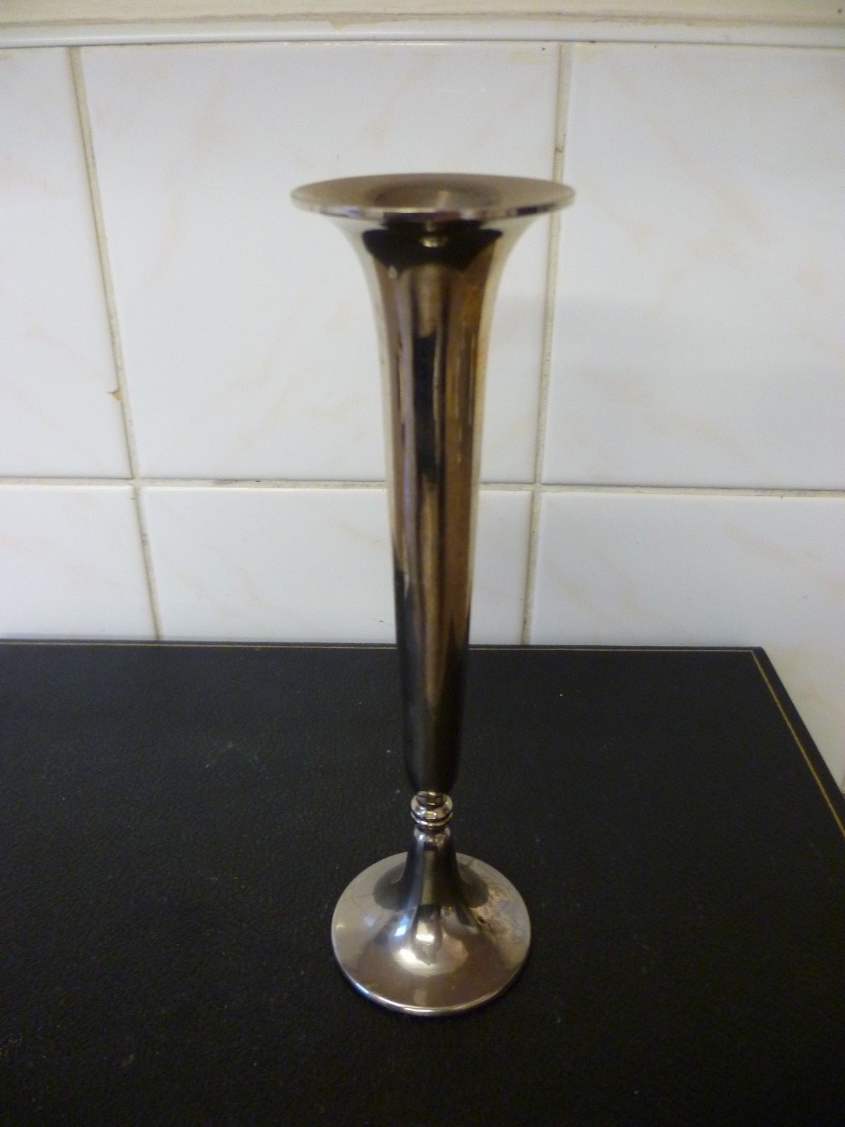 A VINTAGE, SILVER PLATED BUD VASE. By 'HIGHLAND'. SILVER PLATED
