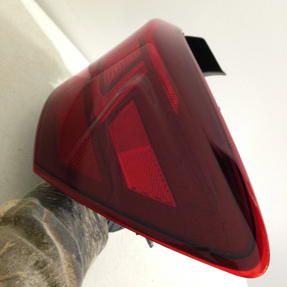 Luz trasera lateral derecha Kia Forte 2019-2023 pasajero *no led* montaje OEM brillante Foto 2 de 4