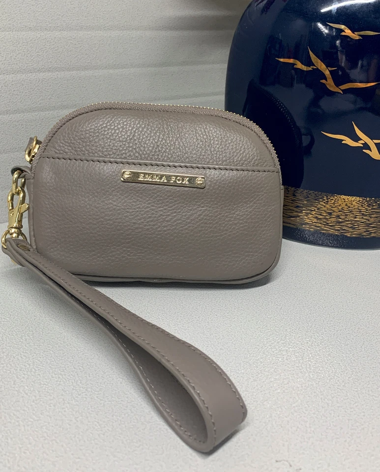 Emma Fox小号灰色荔枝纹皮革腕带手拿包 — 第 2/4 张图片