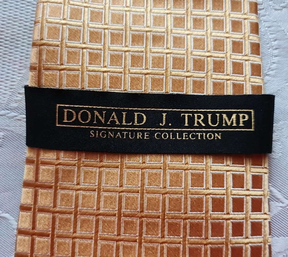 CORBATA DE CUELLO CABALLERO VINTAGE AUTÉNTICA DONALD TRUPM JACQUARD ORO CUADROS SEDA HOMBRE Foto 3 de 4