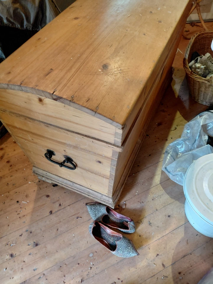 Antike XL Runddeckeltruhe Holztruhe massives Holz Metalgriffe Überseetruhe - Bild 2 von 4