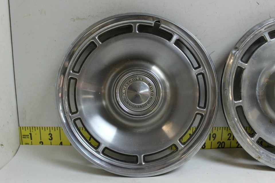 Б/у оригинальный производитель GM набор из 4 14-дюймовых колпаков ступицы крышки колеса 3990555 1971-1974 Chevrolet (3611) - Изображение 2 из 4