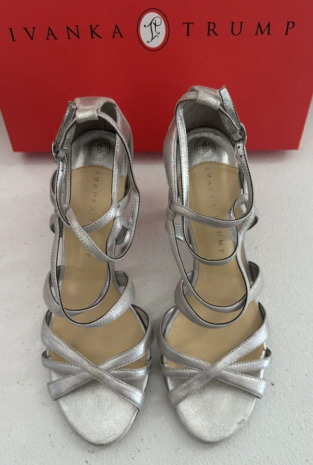 Zapatos Ivanka Trump Itelkie para mujer talla 8,5 M - gamuza plateada Foto 2 de 4