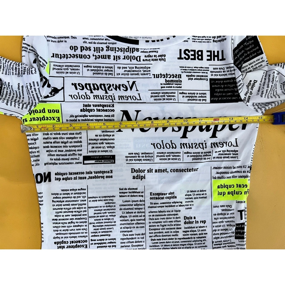 Blusa cropped feminina Timing estampa jornal manga longa gola redonda branca tamanho P - Imagem 3 de 4