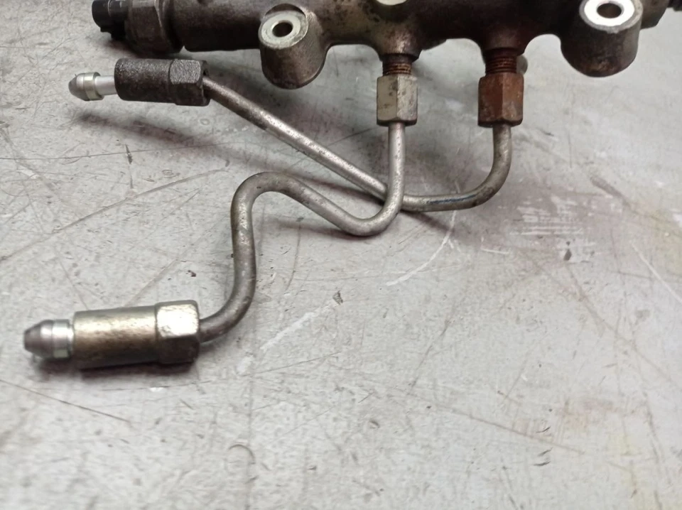 Verteilerrohr Kraftstoff mit Einspritzleitungen für MAZDA 5 (CR19) 2.0 CD RF7J - Bild 4 von 4