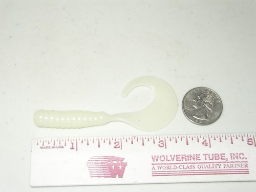 3 1/2 " BASS & WALLEYE CURL TAIL GRUBS 20 BODIES in GLOW IN THE DARK - Picture 2 of 2