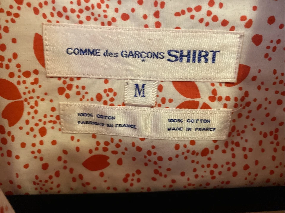 CAMISA COMME DES GARÇONS - Preciosa Camisa Blanca con Patrón de Manchas Rojas - Talla M Foto 3 de 4