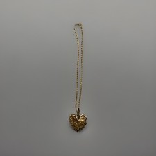 Collar Filagree Colgante Corazón Dorado Con Cristales Transparentes Dentro Del Diseño De Hoja