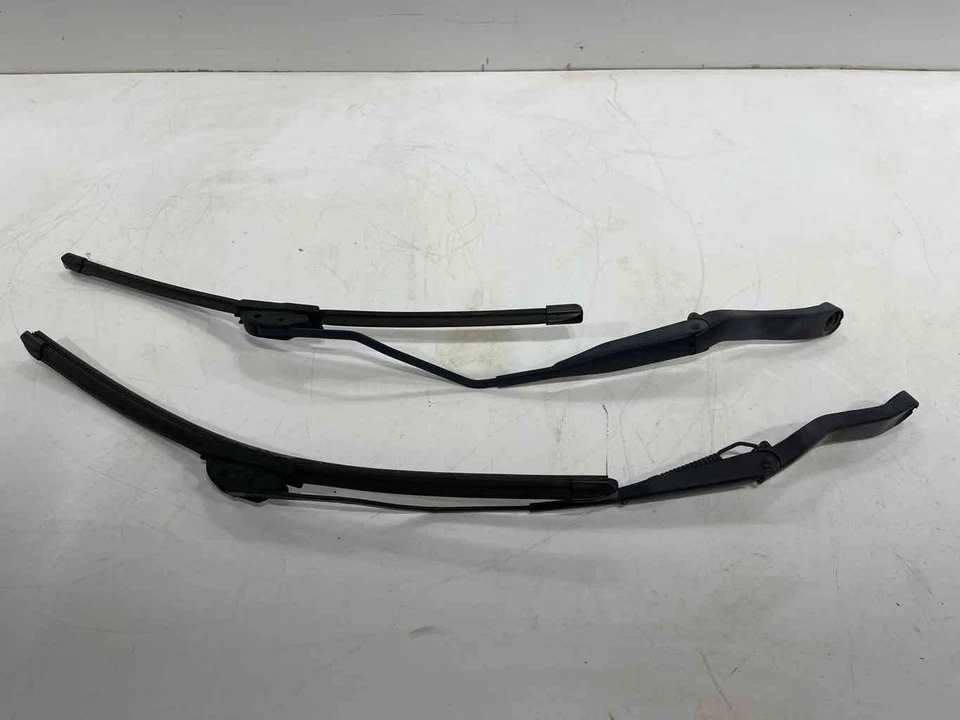 Brazo limpiaparabrisas delantero derecho y derecho clásico Dodge Ram 1500 2016-2024 con juego de cuchillas OEM Foto 3 de 4